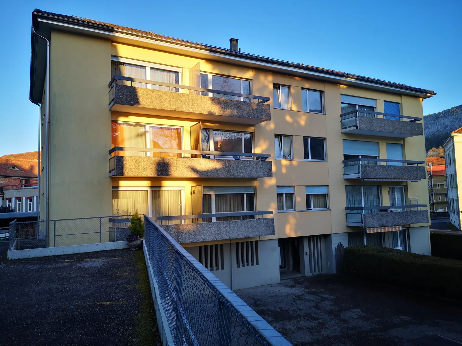 Balcons de l'immeuble de la rue le Preyel à Couvet
